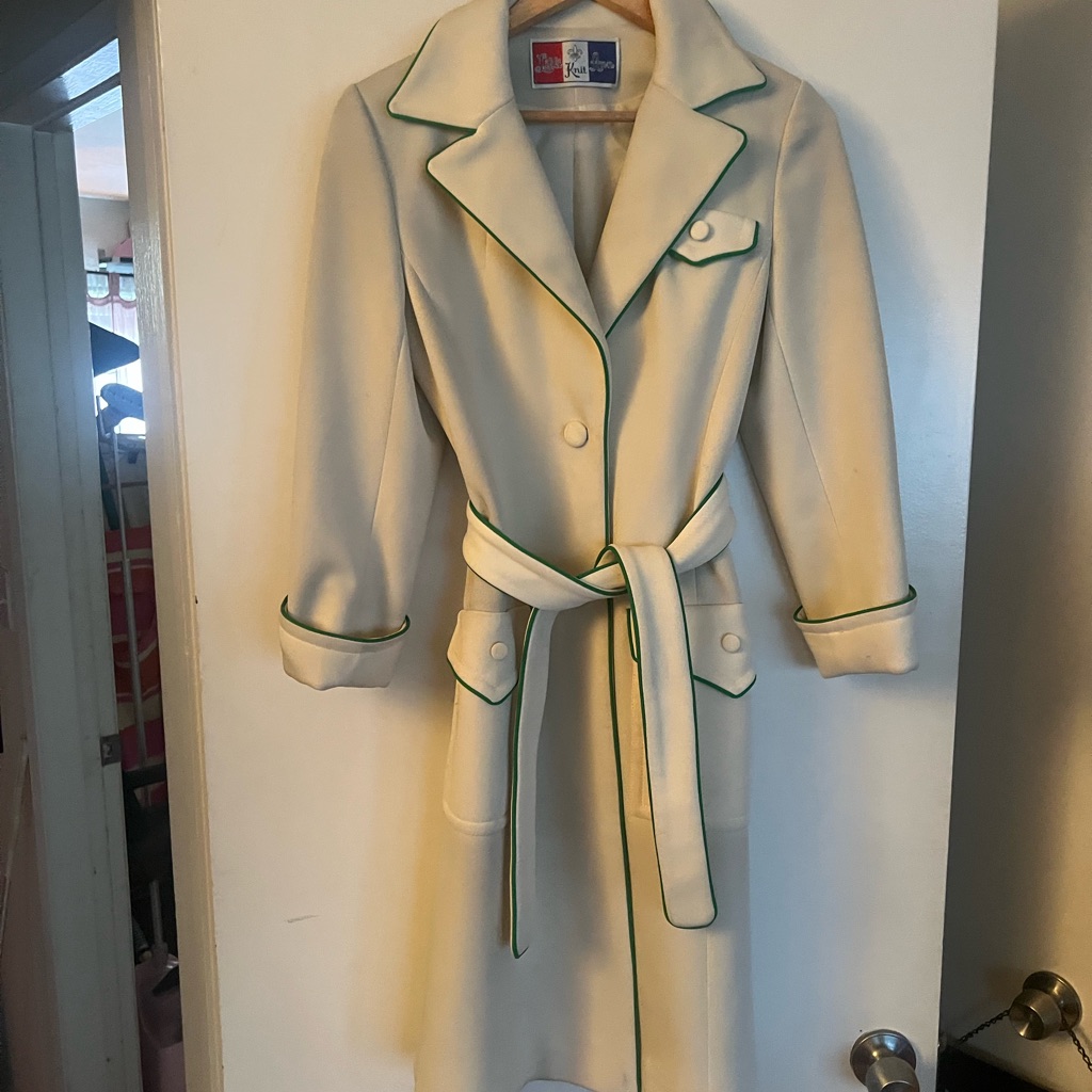 Stylish Cream Lilli Ann Trench Coat With Green Accents